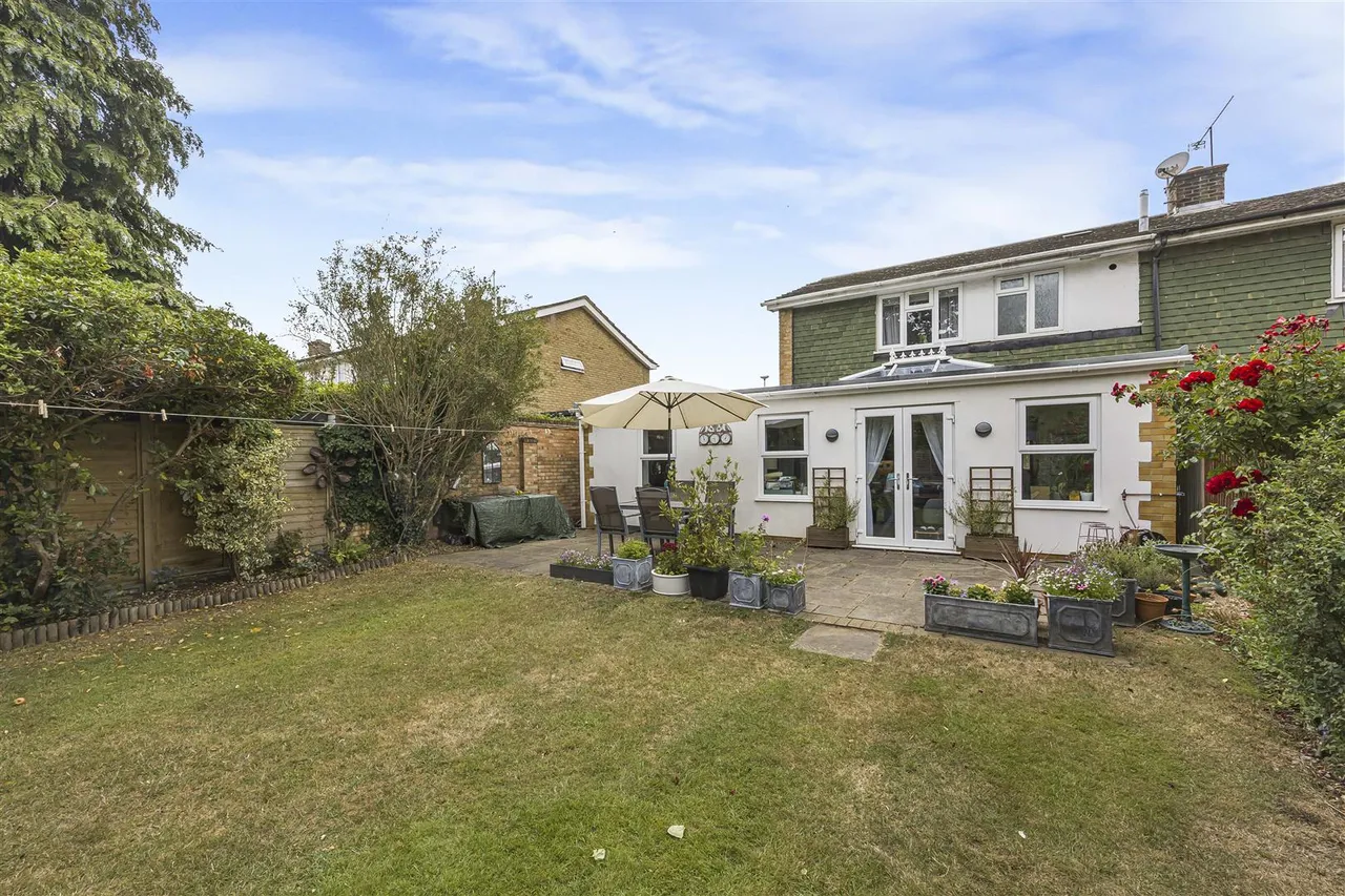 Buckingham Drive, Emmer Green, RG4, photo 3