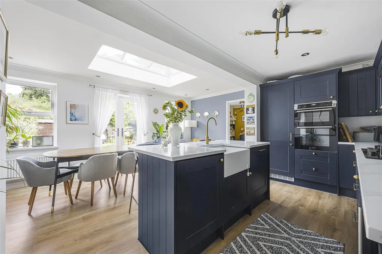 Buckingham Drive, Emmer Green, RG4, photo 2