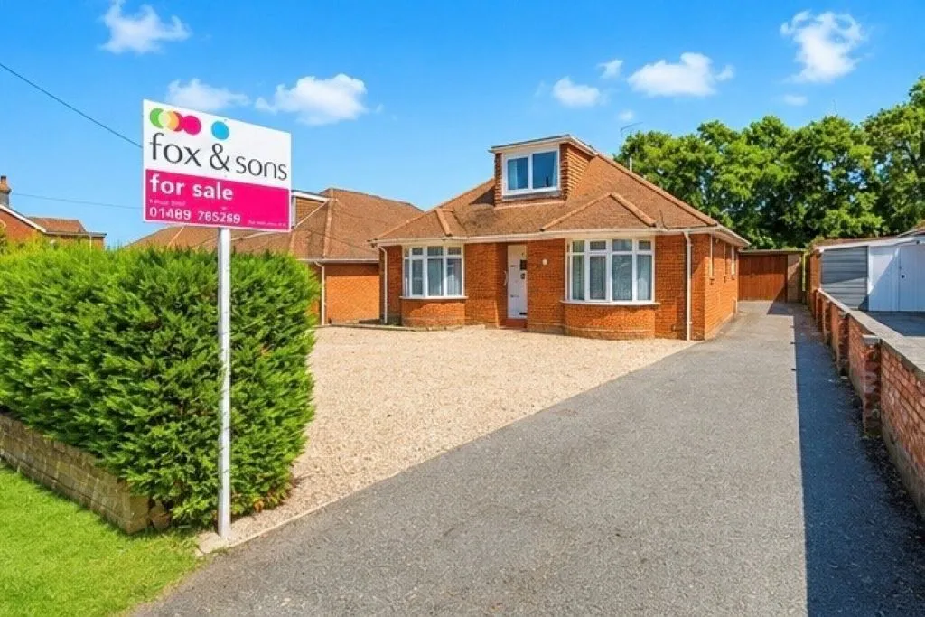 3 bed chalet for sale — Hobb Lane, Hedge End, SOUTHAMPTON
