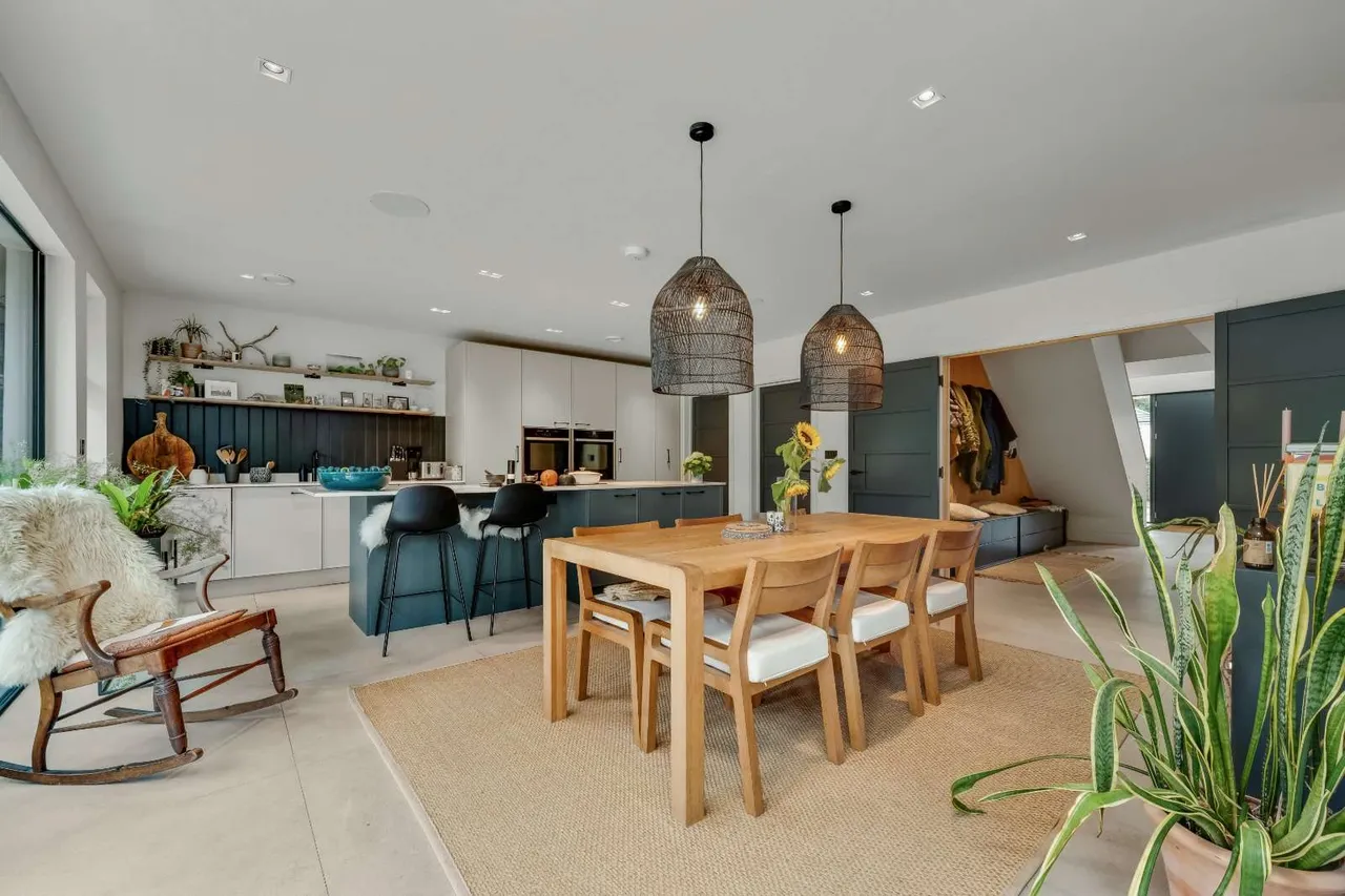 Hunting Close, Esher, Surrey, KT10 8PB, photo 3