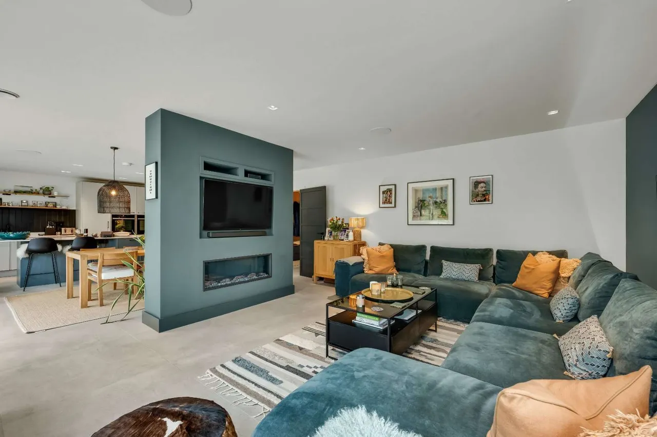 Hunting Close, Esher, Surrey, KT10 8PB, photo 8