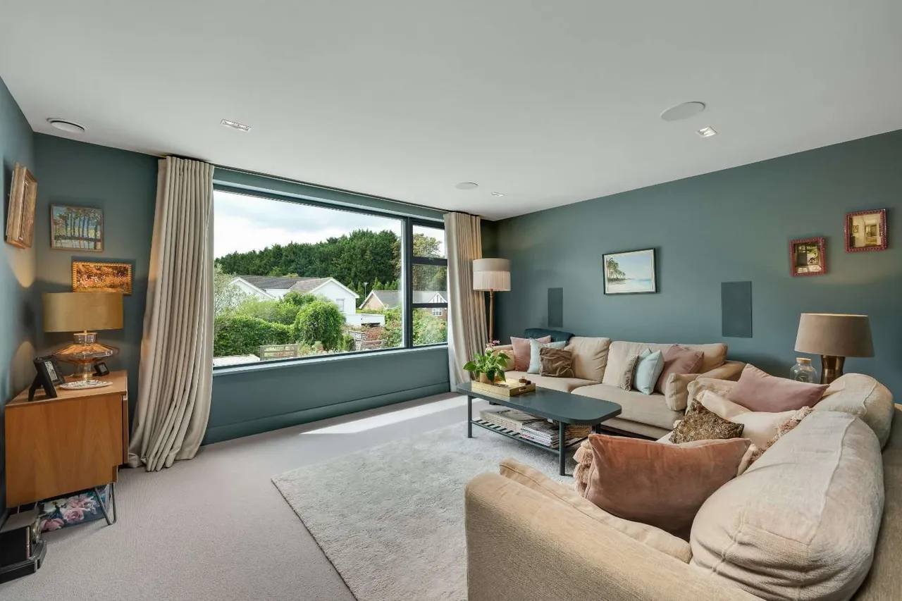 Hunting Close, Esher, Surrey, KT10 8PB, photo 11