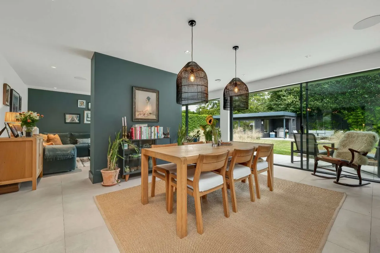 Hunting Close, Esher, Surrey, KT10 8PB, photo 5