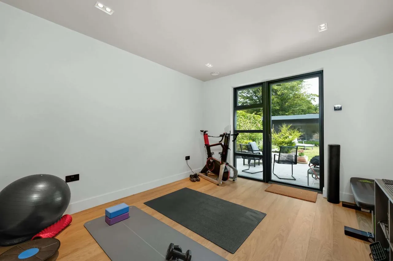 Hunting Close, Esher, Surrey, KT10 8PB, photo 12
