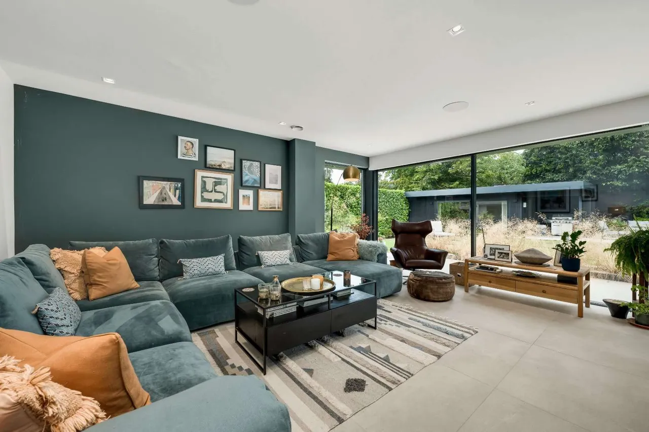 Hunting Close, Esher, Surrey, KT10 8PB, photo 6
