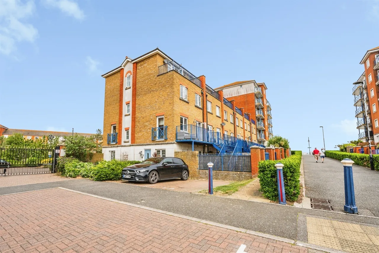 5 bed house for sale — Dominica Court, Eastbourne