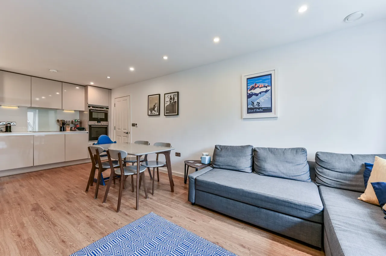 8 Osborne House, 17 Loxford Gardens, London, photo 11