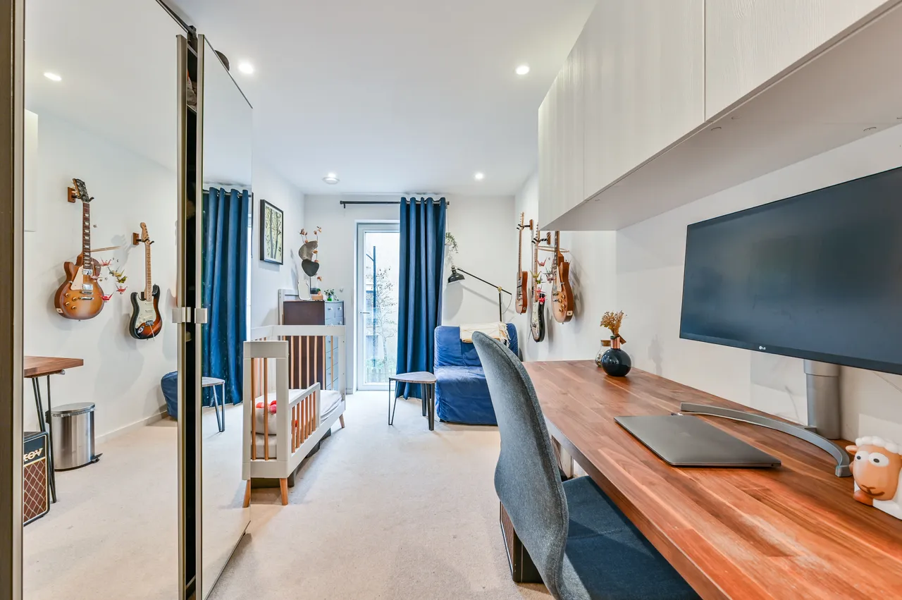 8 Osborne House, 17 Loxford Gardens, London, photo 12