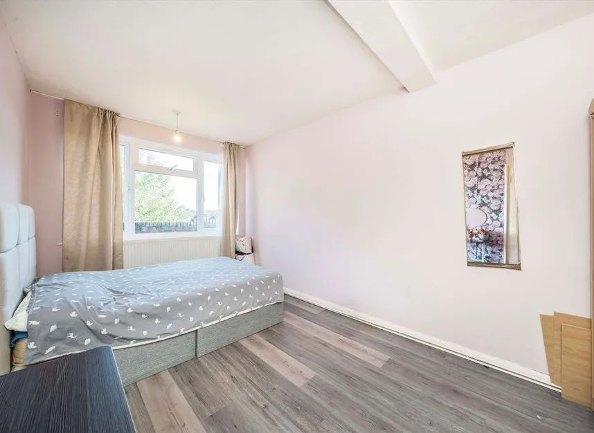 Hook Road, Chessington, KT9, photo 3