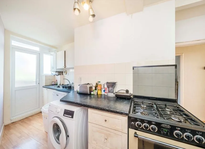 Hook Road, Chessington, KT9, photo 2