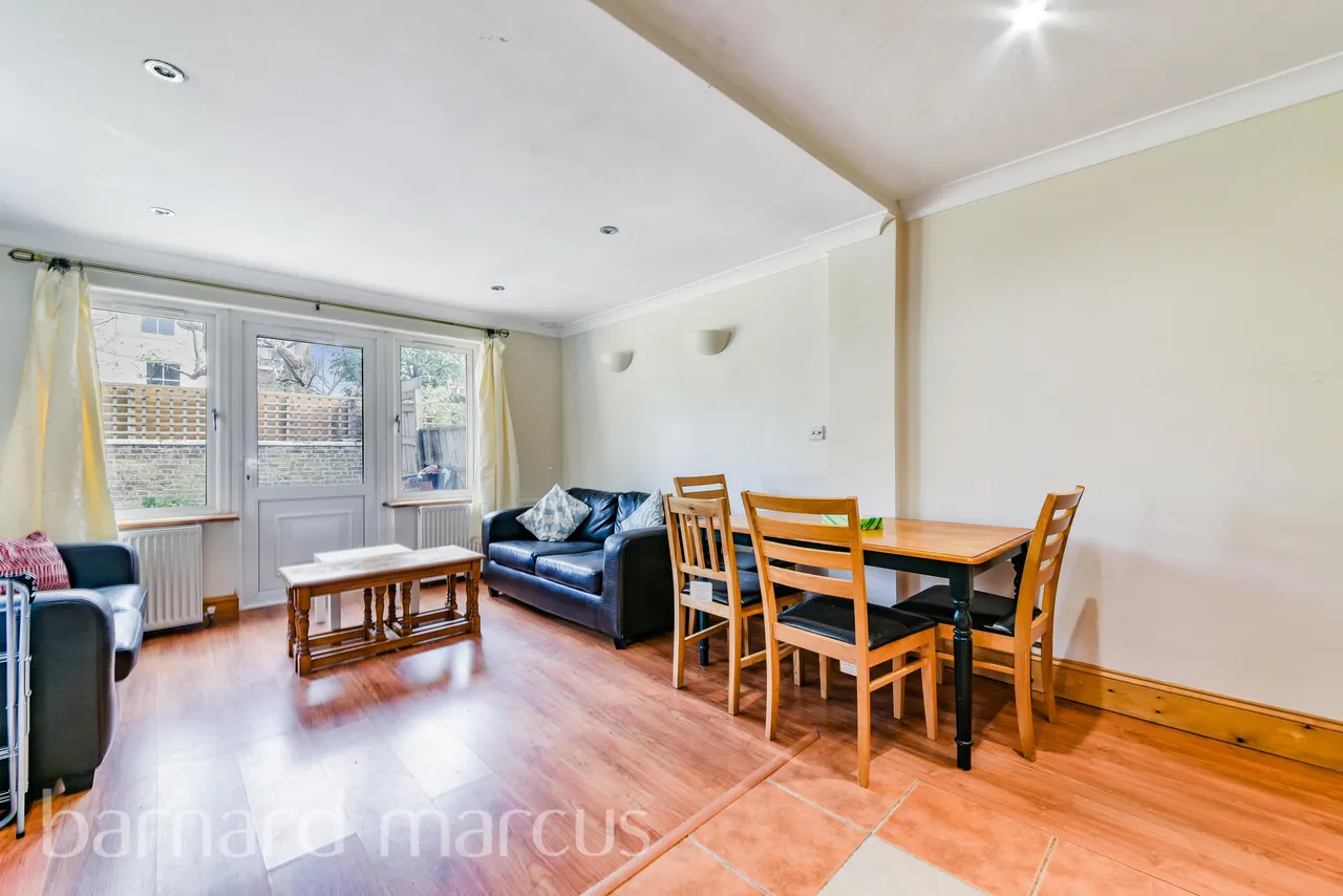3 bed flat to rent — Tooting Bec Road, LONDON