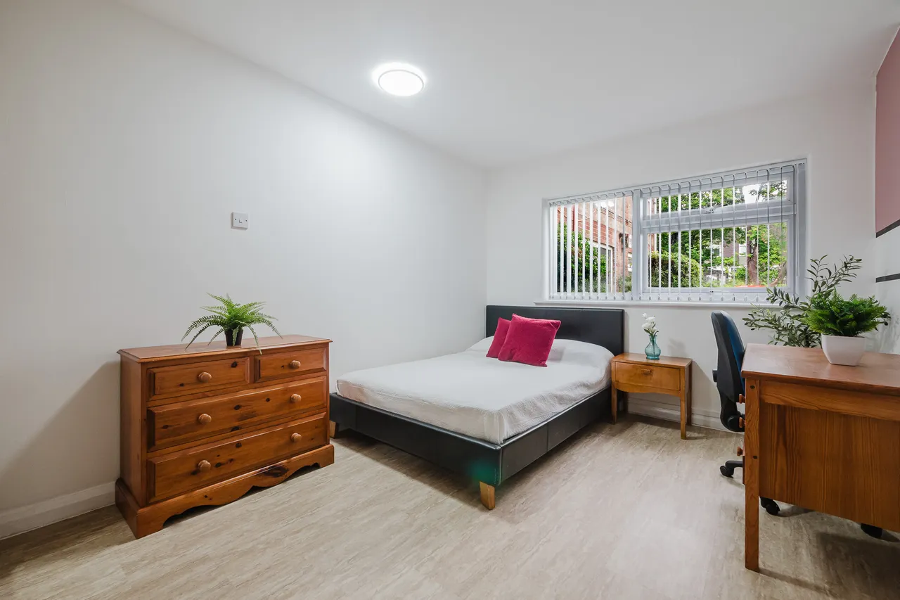 4 bed flat to rent — Willow Court, Levenshulme M14