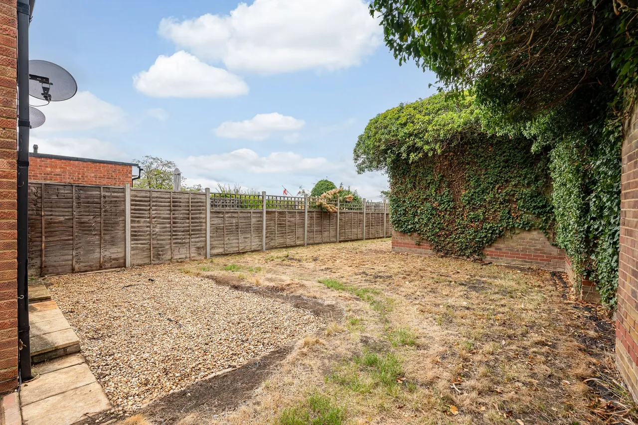 Church Field, Ware, SG12, photo 3