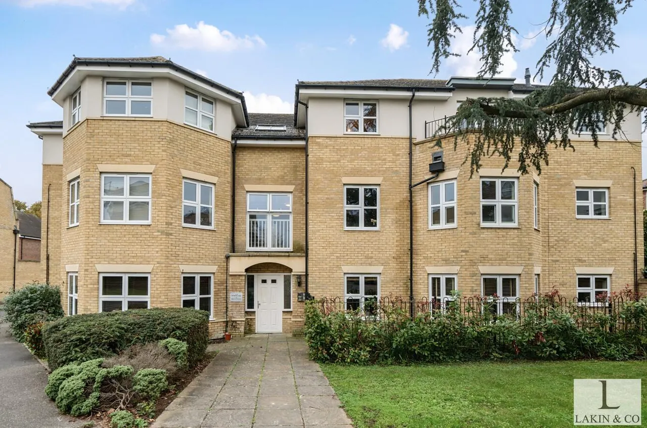 2 bed flat for sale — Heacham Avenue, Ickenham, UB10 8TR