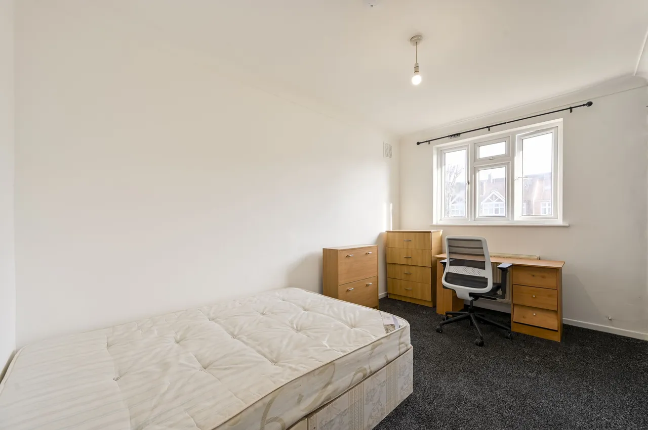 4 bed flat to rent, London, SW12