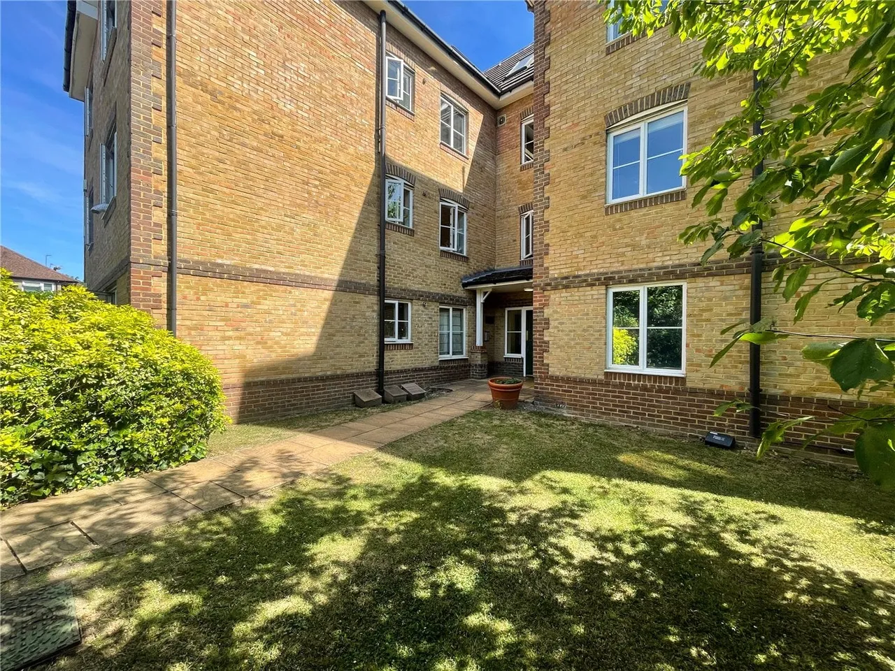 2 bed flat to rent — Catherine Place, Harrow, Middlesex, HA1