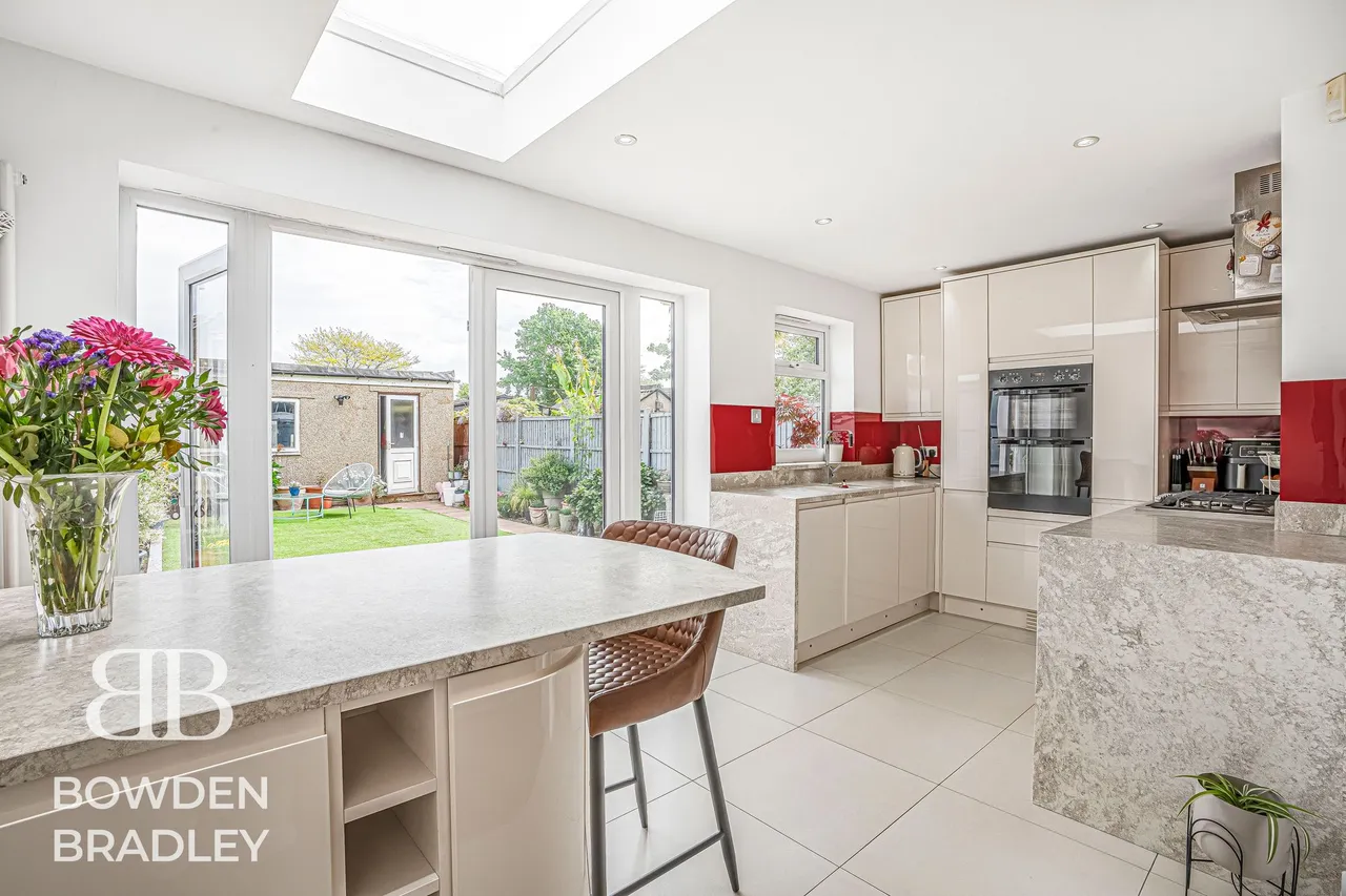 Woodford Avenue, Clayhall, IG4, photo 9