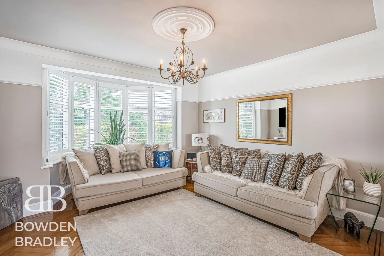 Woodford Avenue, Clayhall, IG4, photo 2