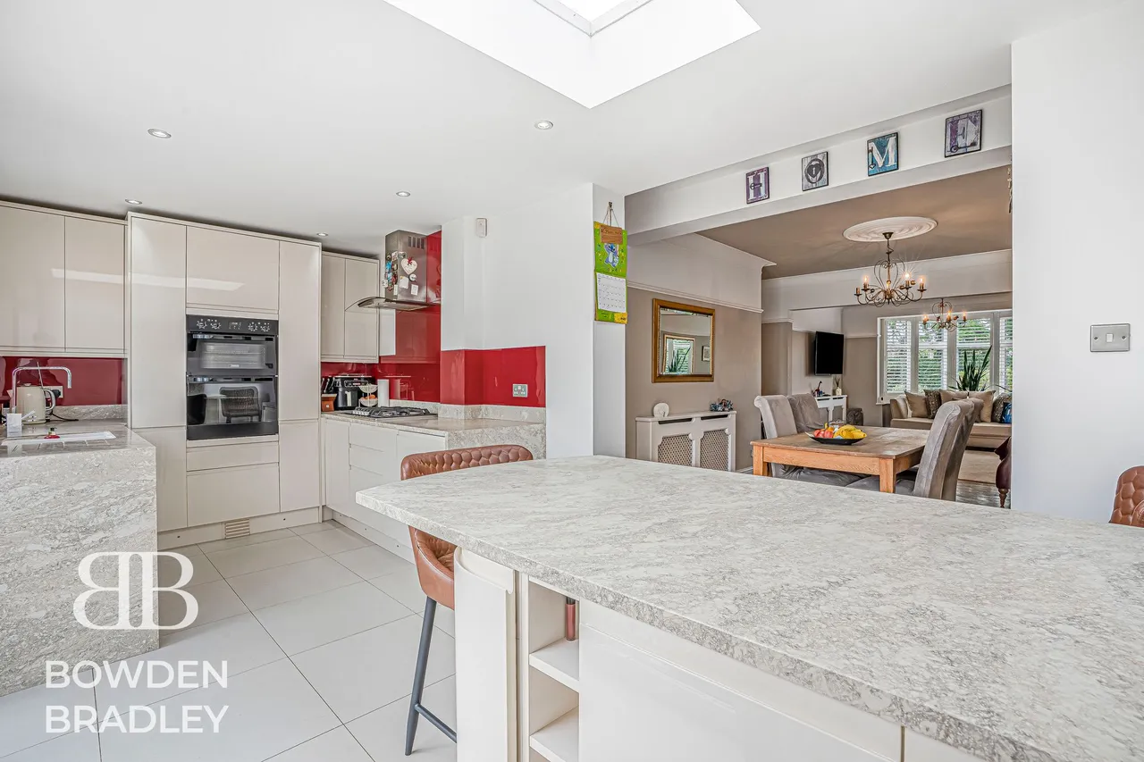 Woodford Avenue, Clayhall, IG4, photo 8