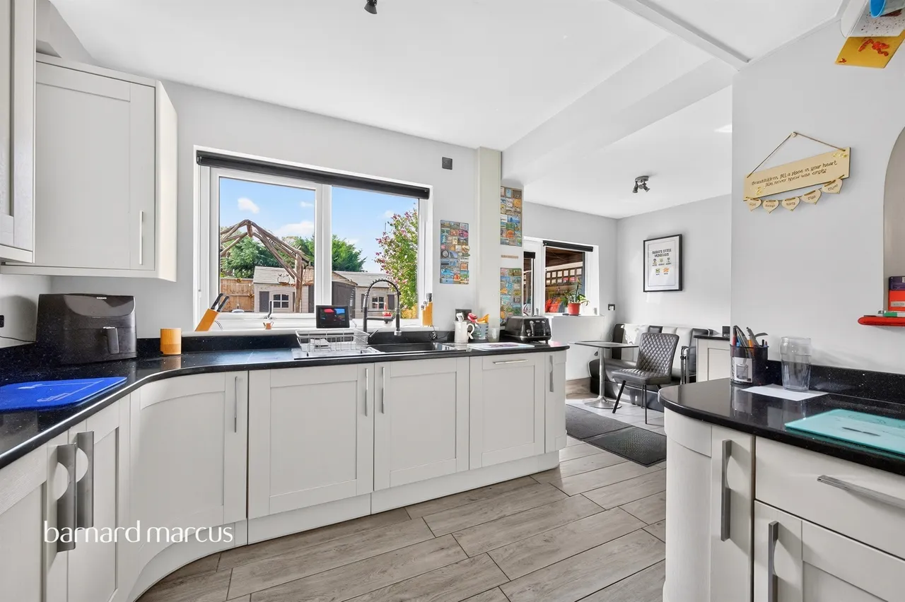 Burton Close, Chessington, KT9, photo 4