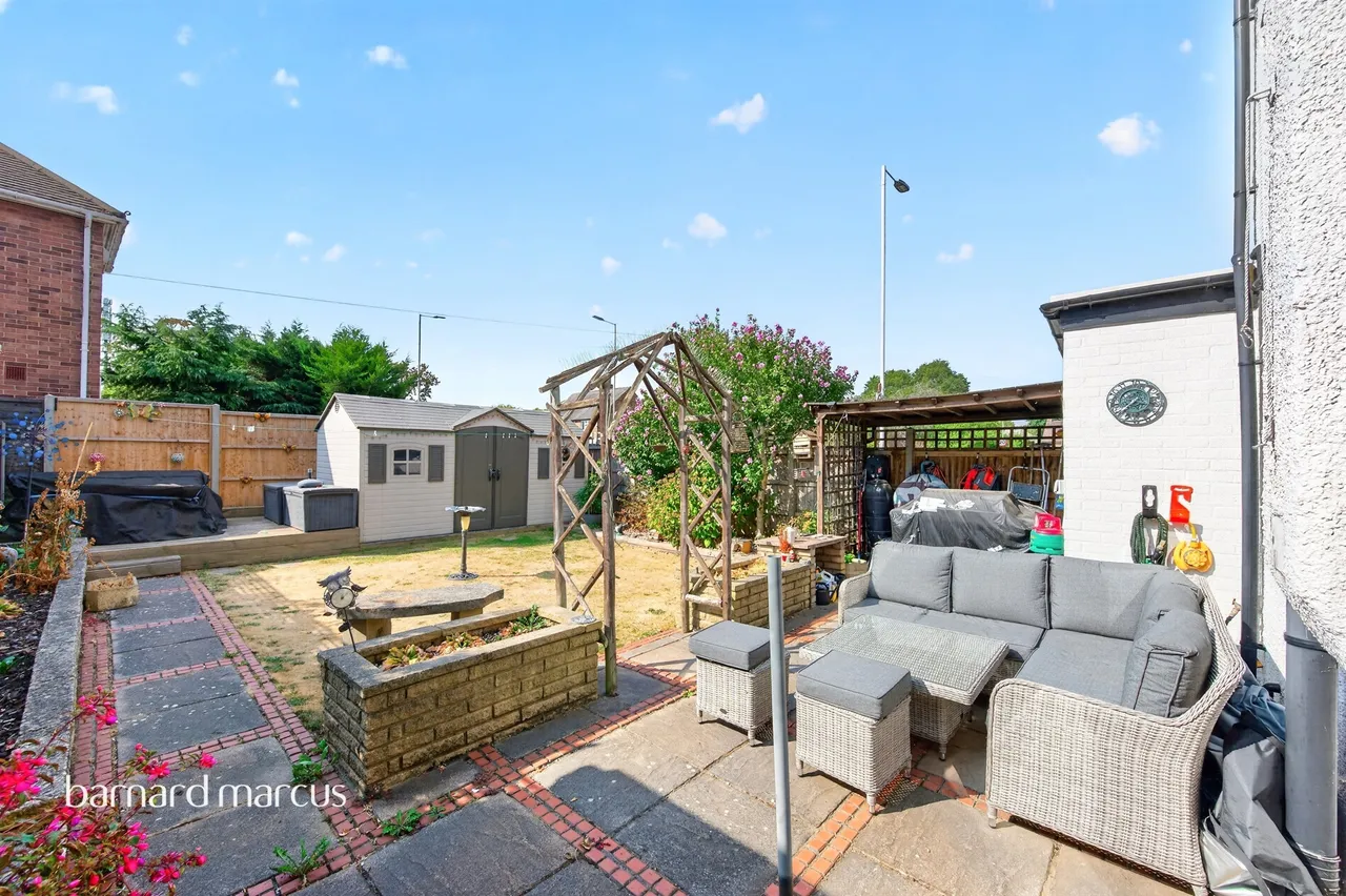 Burton Close, Chessington, KT9, photo 7
