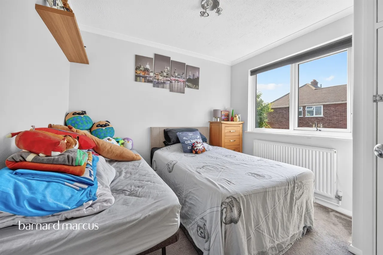 Burton Close, Chessington, KT9, photo 11