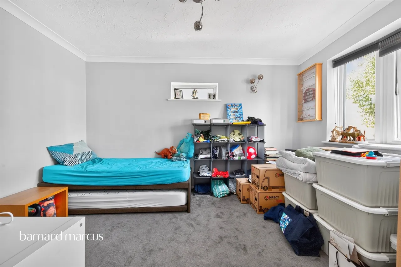 Burton Close, Chessington, KT9, photo 10