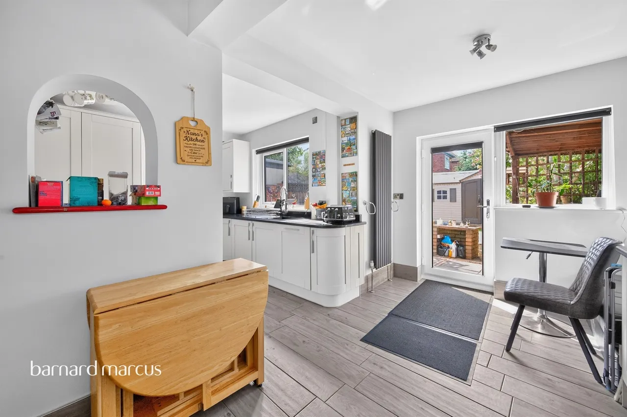 Burton Close, Chessington, KT9, photo 6