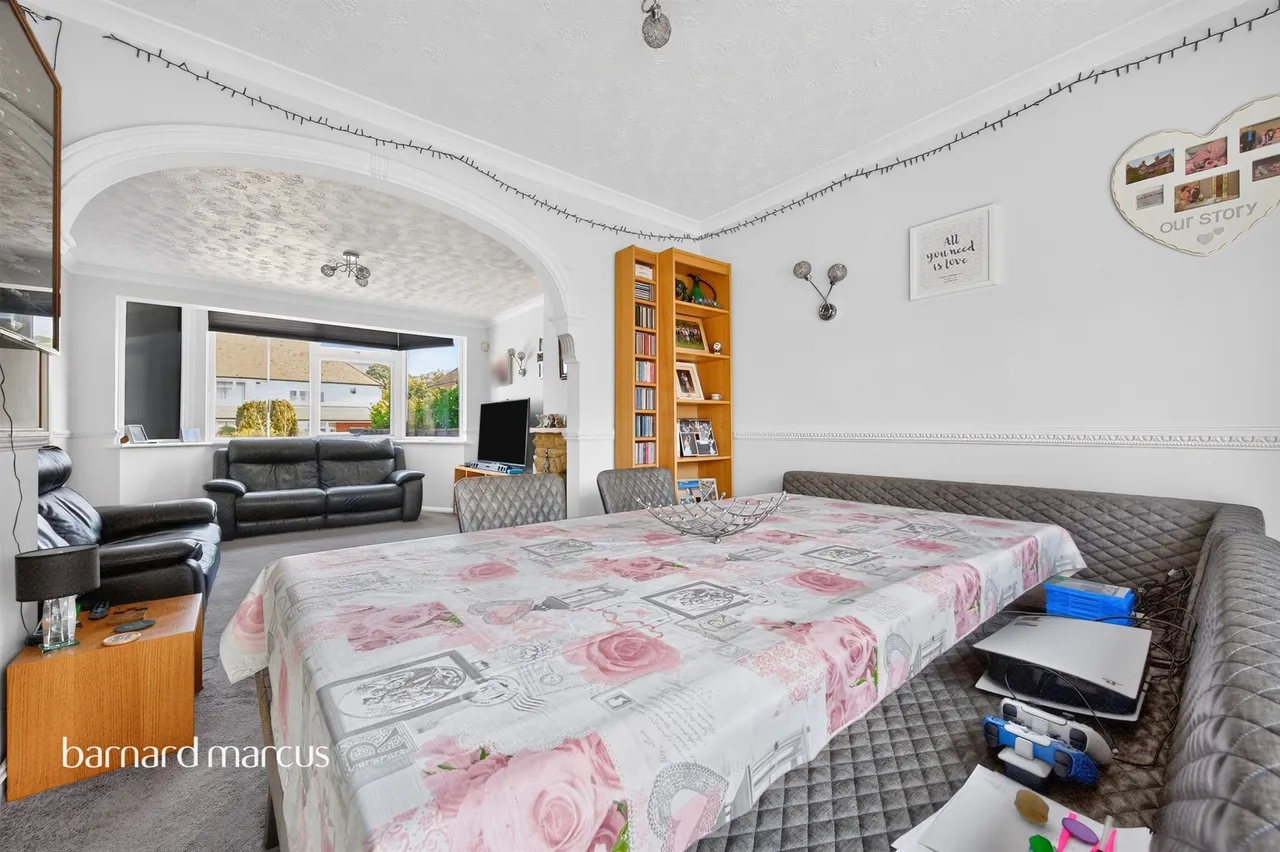 Burton Close, Chessington, KT9, photo 3