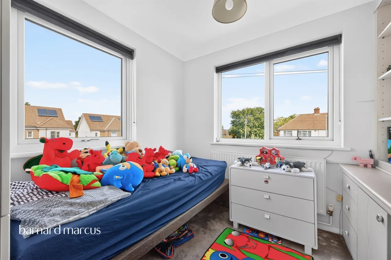 Burton Close, Chessington, KT9, photo 12