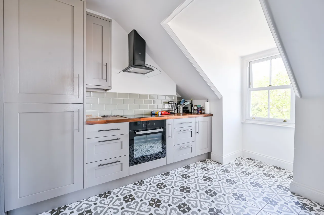 1 bed flat to rent — 83b Charlton Road, London