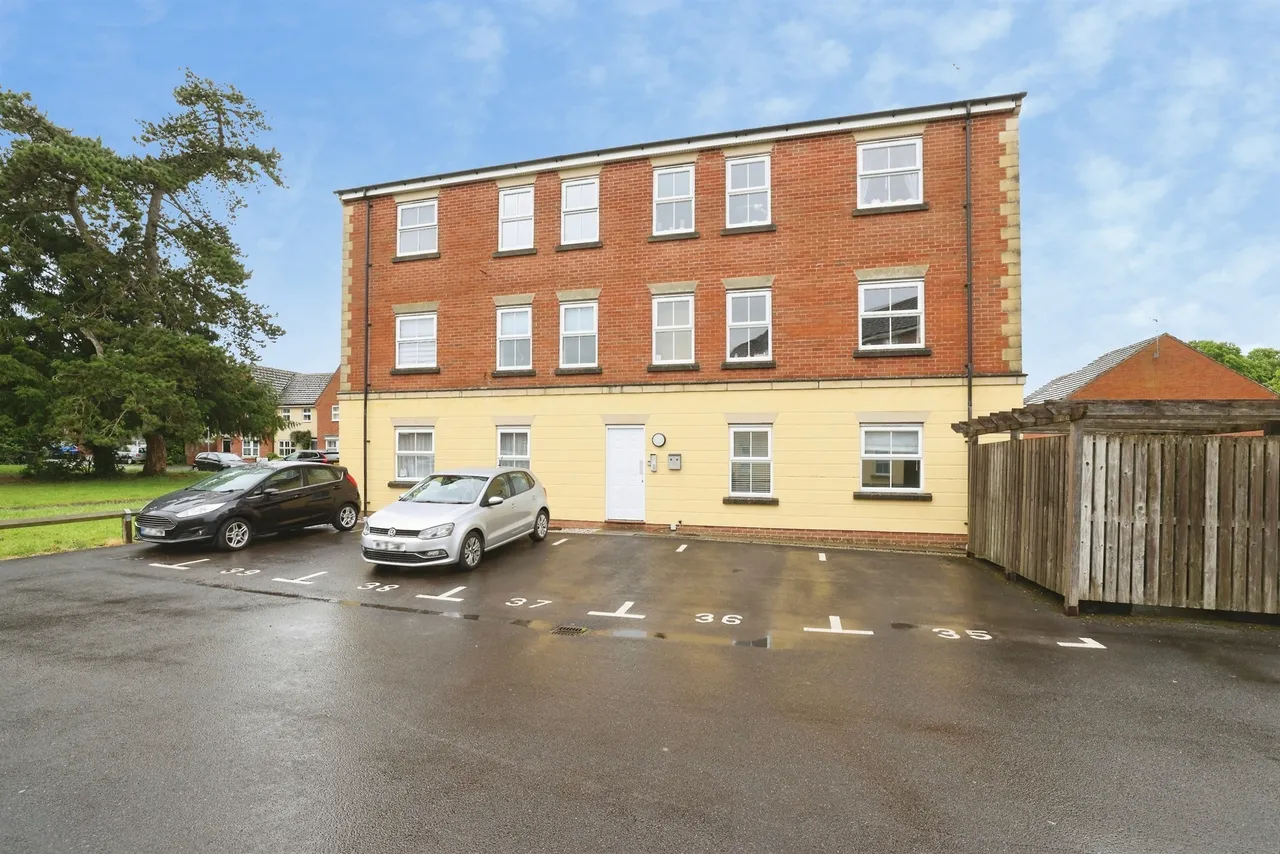 2 bed flat for sale — Franklyn Road, Devizes