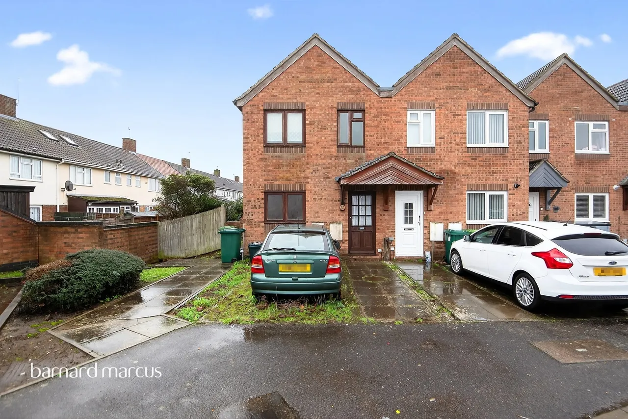 2 bed house for sale — Rose Gardens, Stanwell, Staines-Upon-Thames