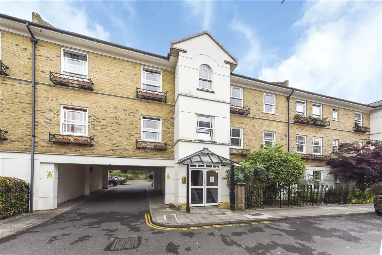 Deerhurst Crescent, Hampton Hill, TW12, photo 9