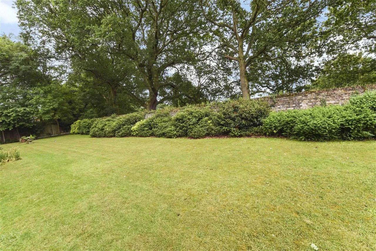 Deerhurst Crescent, Hampton Hill, TW12, photo 10