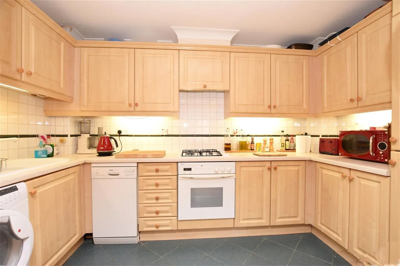 Deerhurst Crescent, Hampton Hill, TW12, photo 2