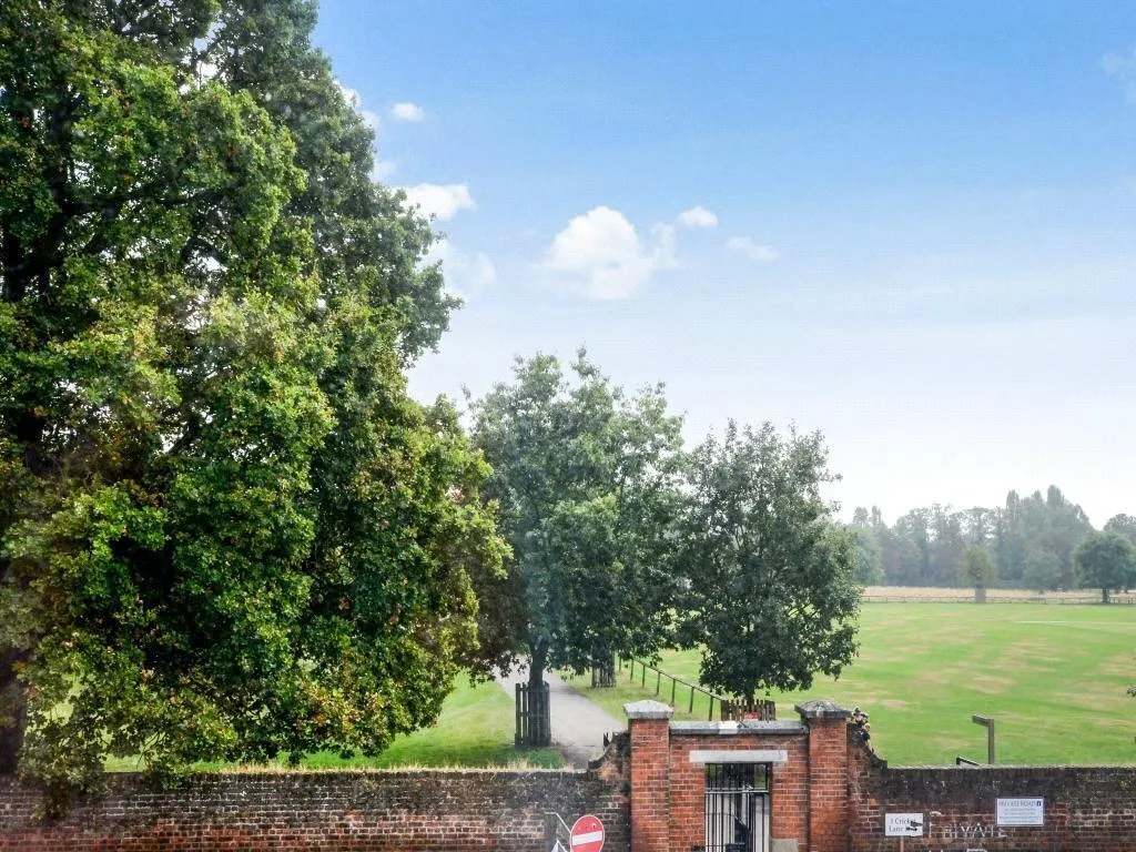 Deerhurst Crescent, Hampton Hill, TW12, photo 13