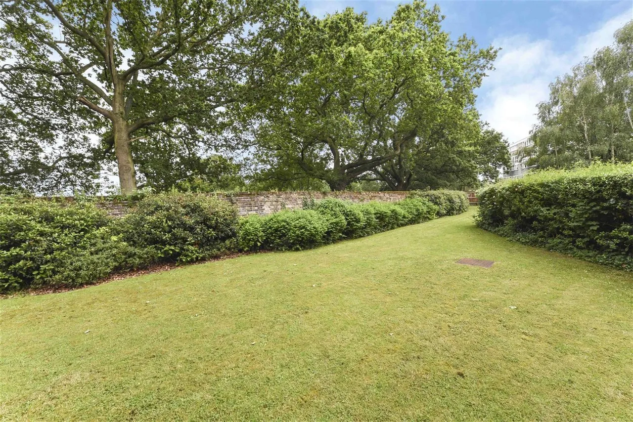 Deerhurst Crescent, Hampton Hill, TW12, photo 11
