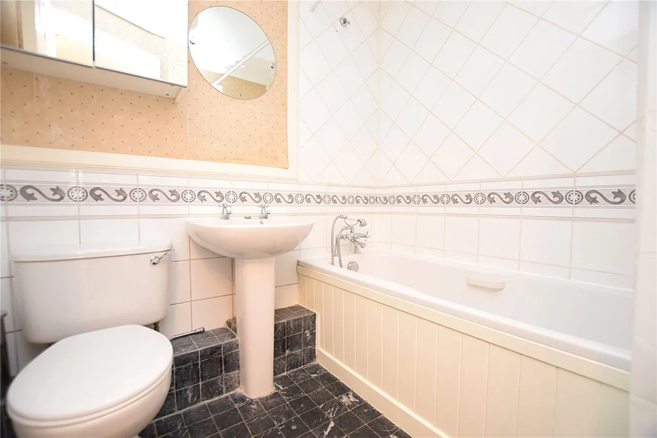 Deerhurst Crescent, Hampton Hill, TW12, photo 7