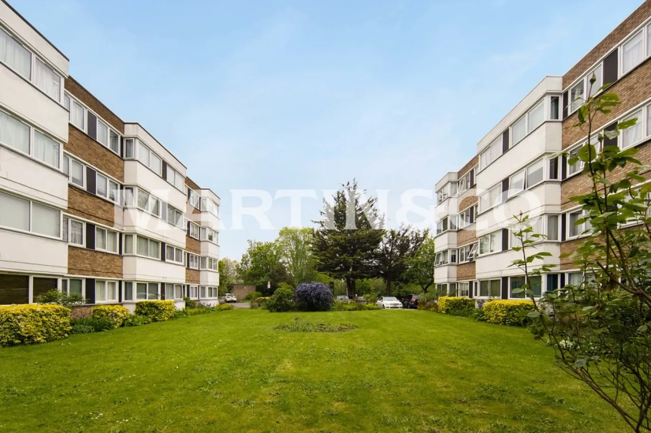 2 bed flat for sale — Aldersbrook, London