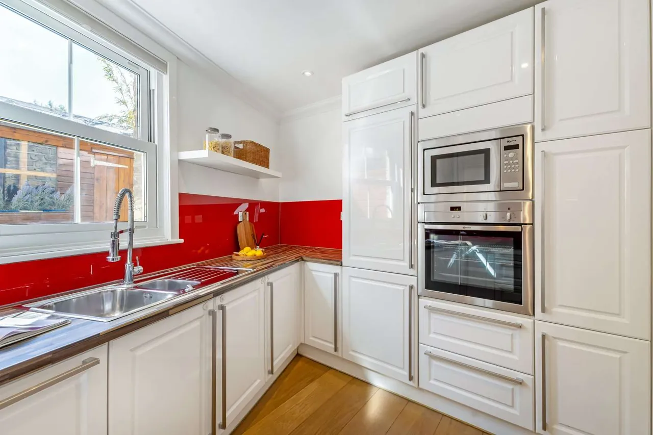 Putney Bridge Road, Putney, London, SW15 2NY, photo 6