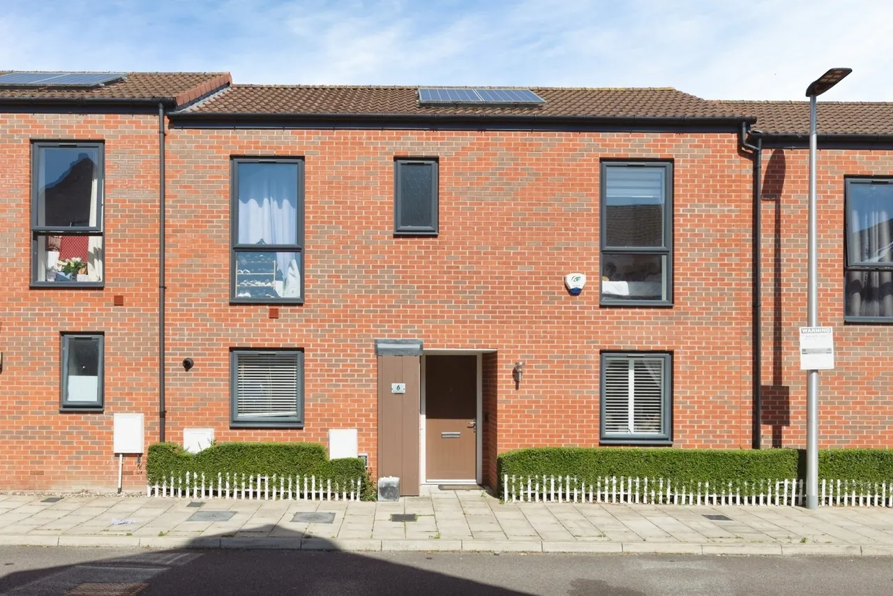 3 bed house for sale — Marine Crescent, ILFORD, Essex, IG6