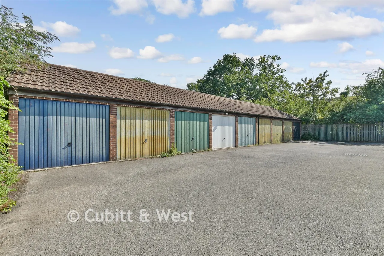 Carlton Tye, Horley, RH6, photo 11
