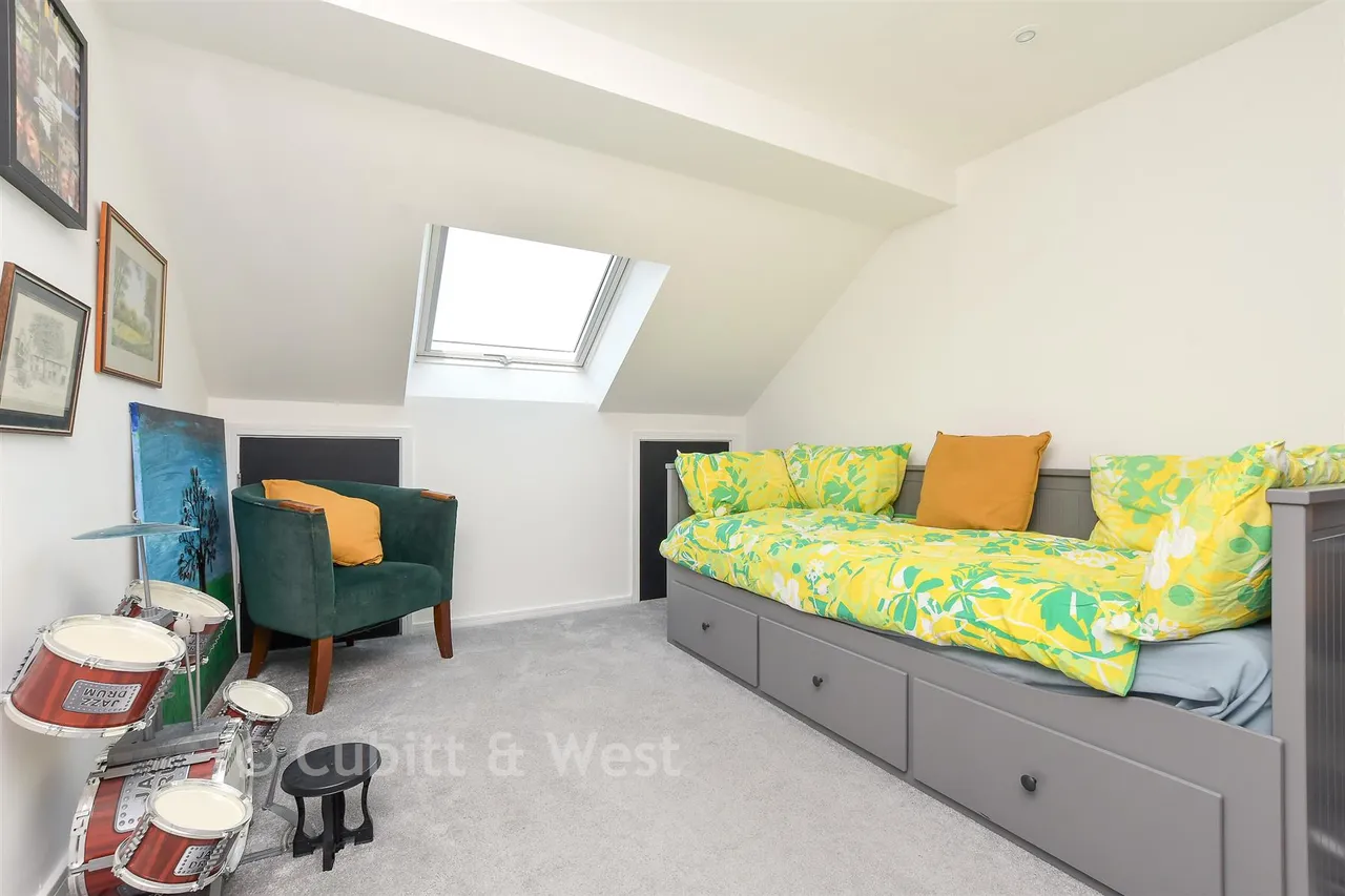 Carlton Tye, Horley, RH6, photo 7