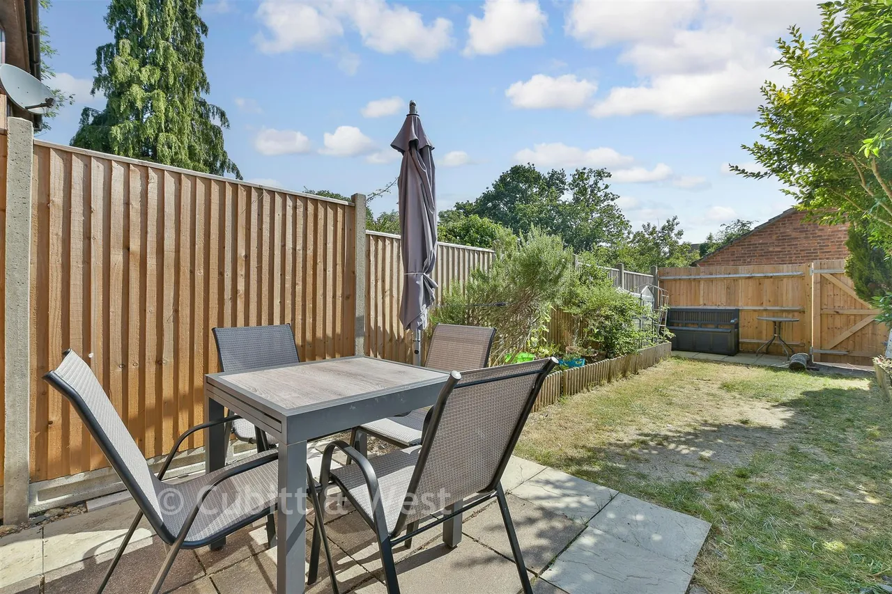 Carlton Tye, Horley, RH6, photo 9