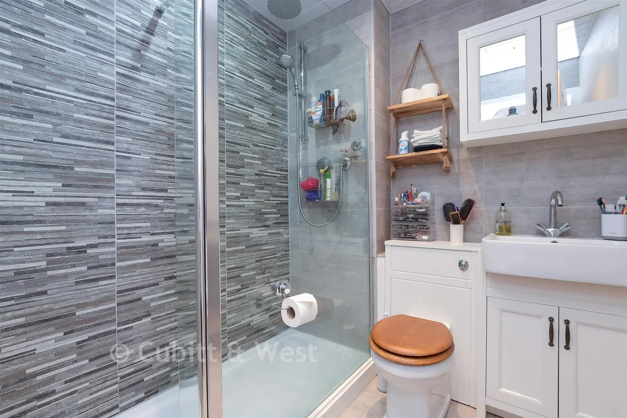 Carlton Tye, Horley, RH6, photo 6