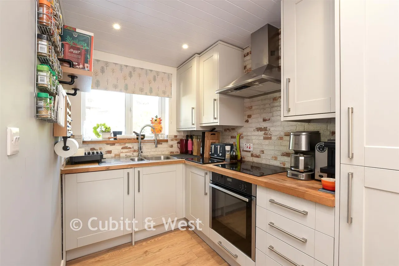 Carlton Tye, Horley, RH6, photo 4