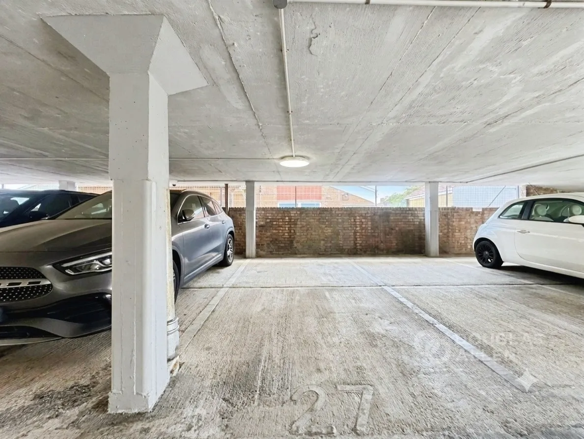High Road, Chadwell Heath, RM6, photo 9