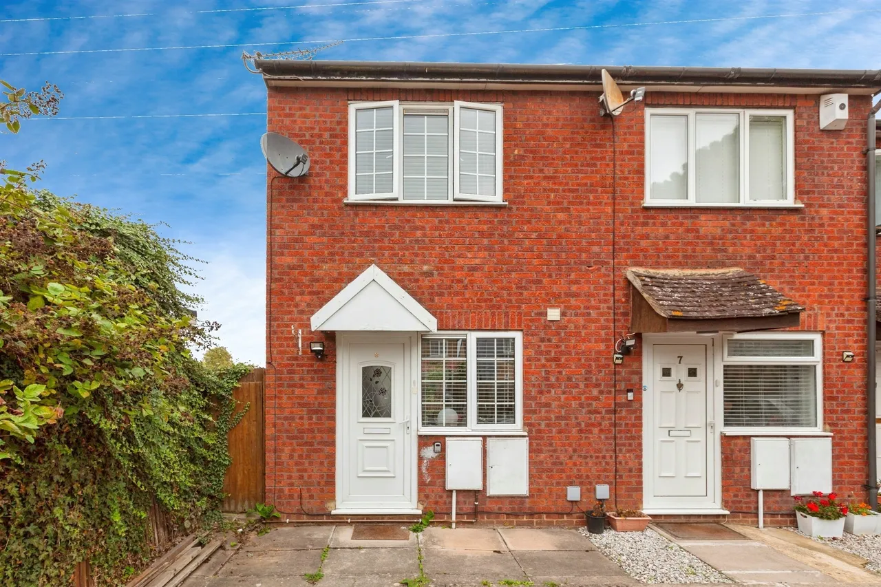2 bed house for sale — Godolphin Road, Slough