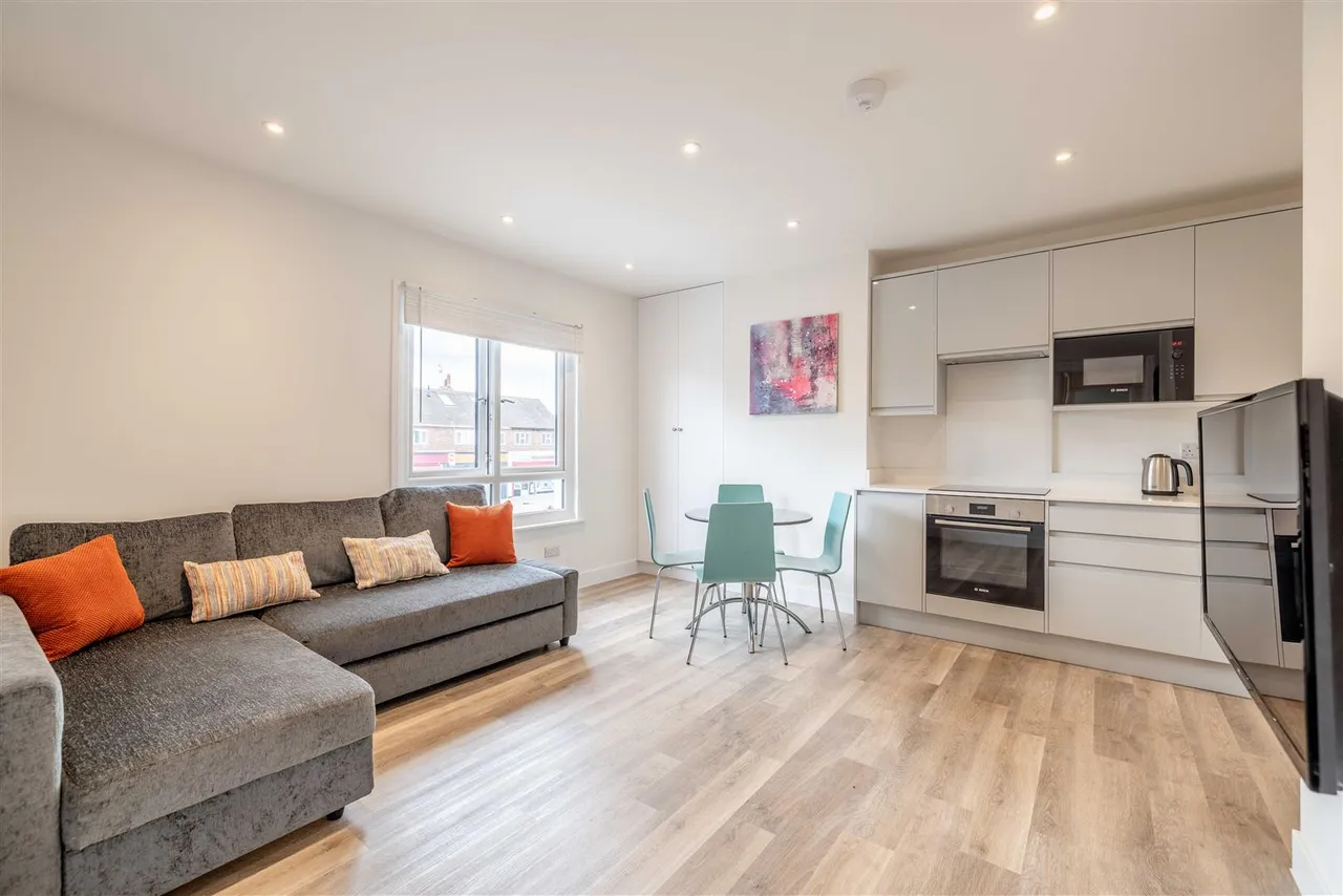 2 bed flat for sale, Dedworth Road, Windsor